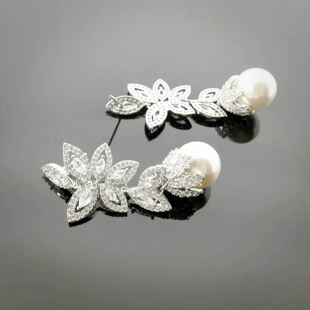 Silver-colored flower earrings with pearls and zirconias